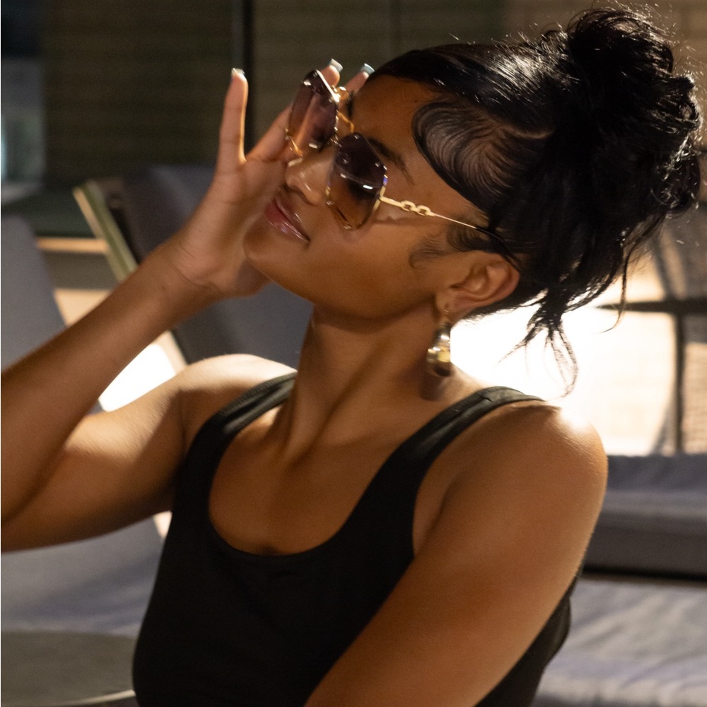 Glasses: Queen | Size: Normal | Color: Black/Gold